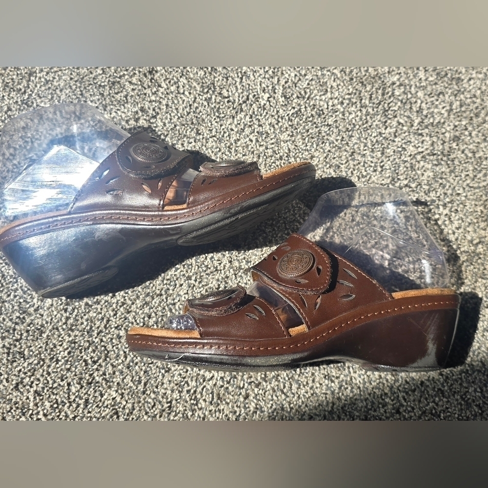 Thom McAn Women's Wendy Brown Wedge Heel Sandal Women's Size 6.5 - Picture 5 of 10